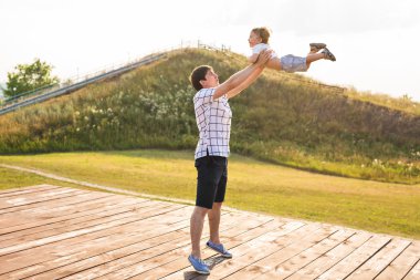 Bebek oğlu tutan baba