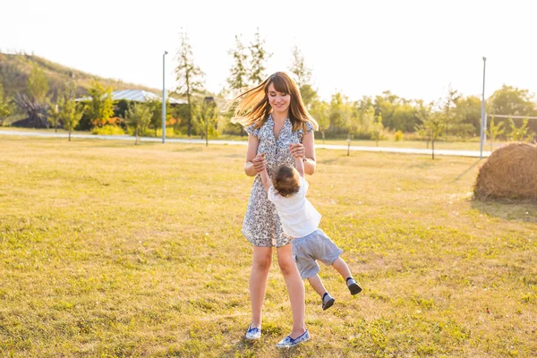 Mère et fils filant dans le parc d'été — Photo