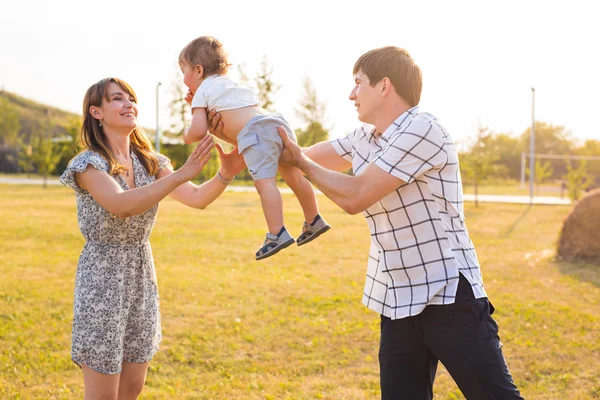 Feliz familia joven divirtiéndose al aire libre en verano naturaleza — Foto de Stock