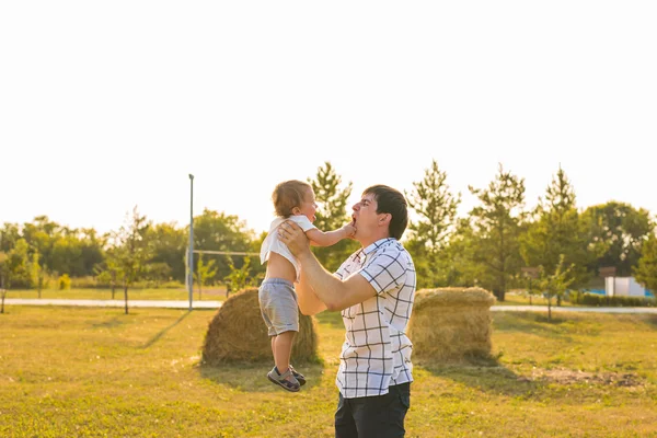 Padre che tiene in braccio suo figlio — Foto Stock