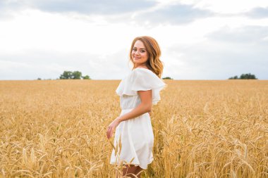 buğday-kavram doğa, tarım ve insanlar hakkında yürüyen kadın.