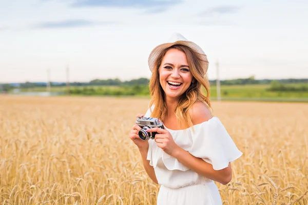 Fotografin im Feld mit einer Kamera, die Fotos macht — Stockfoto