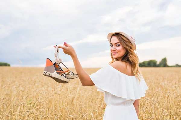 Junge Frau mit einem Schuh - Verkauf, Konsum und Menschen-Konzept — Stockfoto