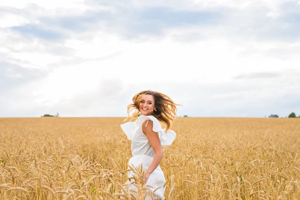 Mujer feliz saltando en trigo dorado — Foto de Stock