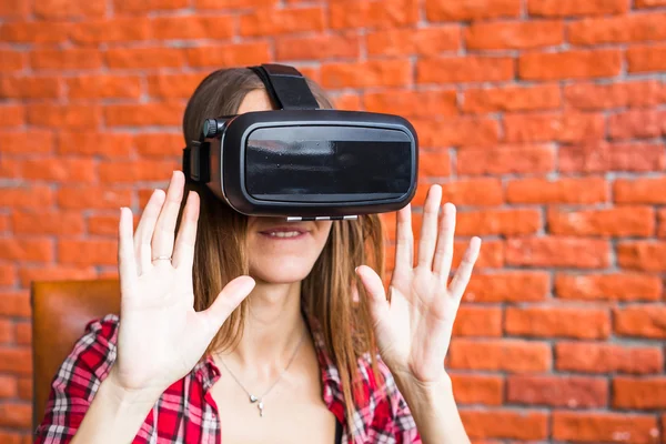 Technologie, entertainment en mensen concept - gelukkige jonge vrouw met virtual reality headset of 3D-bril — Stockfoto