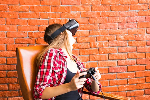 Жінка в окулярах віртуальної реальності грає в гру — стокове фото