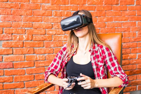 Жінка в окулярах віртуальної реальності грає в гру — стокове фото