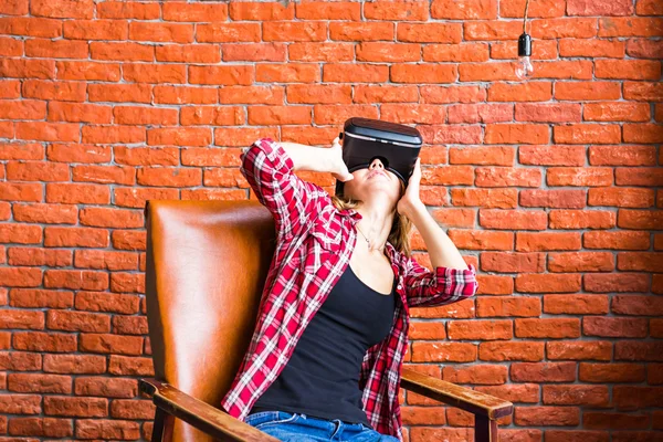 Tecnologia, intrattenimento e concetto di persone - felice giovane donna con auricolare realtà virtuale o occhiali 3d — Foto Stock