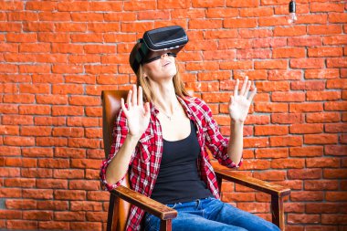 teknoloji, eğlence ve insanlar kavramı - sanal gerçeklik kulaklık veya 3d gözlük ile mutlu genç kadın