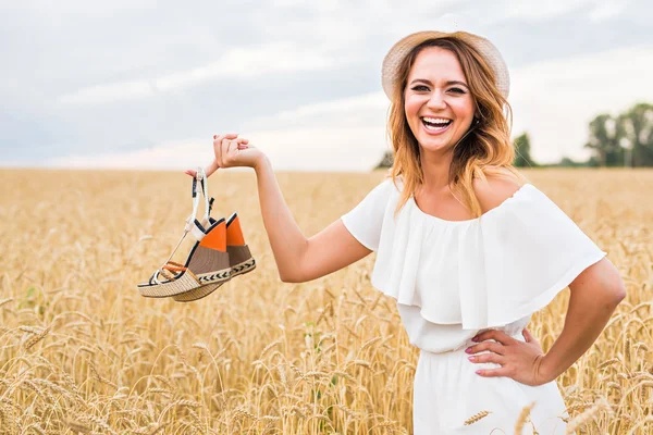 Jonge vrouw met een schoen - verkoop, consumentisme en mensen concept — Stockfoto