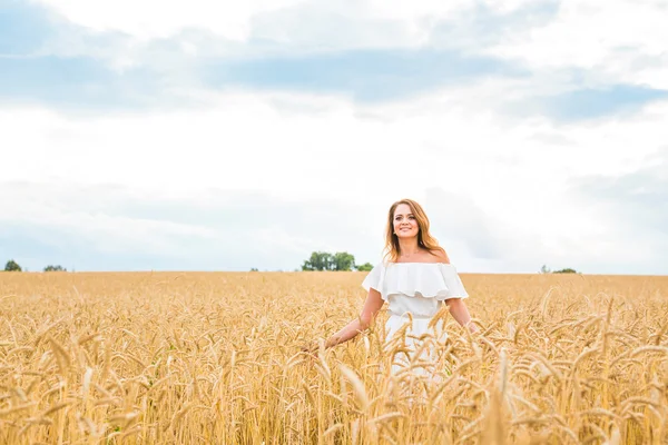 Mujer joven en un campo —  Fotos de Stock