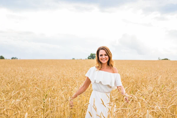 Mujer caminando en el concepto de trigo sobre la naturaleza, la agricultura y las personas . —  Fotos de Stock