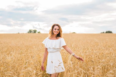 buğday-kavram doğa, tarım ve insanlar hakkında yürüyen kadın.
