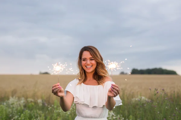 Mädchen mit Wunderkerze — Stockfoto