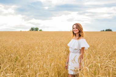 mutlu bir kadın altın buğday