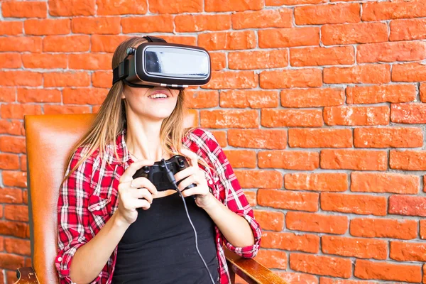 Жінка грає у відеогру з пристроєм віртуальної реальності — стокове фото