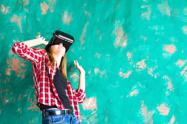 Chica consiguiendo experiencia usando VR-gafas de realidad virtual gesticulando manos —  Fotos de Stock