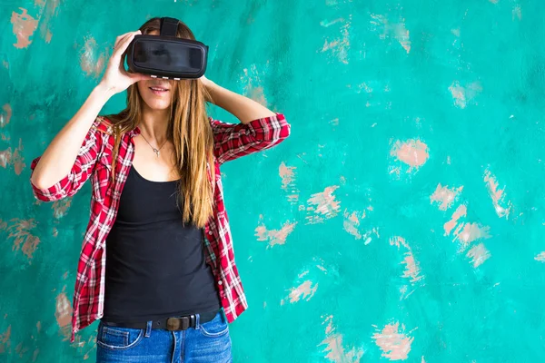 Girl with pleasure uses head-mounted display — Stock Photo, Image