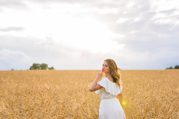 Mujer feliz en trigo dorado —  Fotos de Stock