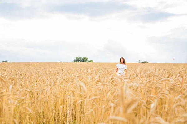Mutlu bir kadın altın buğday — Stok fotoğraf