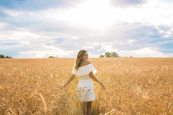 Mujer feliz en trigo dorado — Foto de Stock