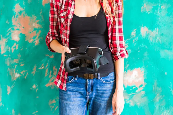 Vrouw met virtual reality headset — Stockfoto