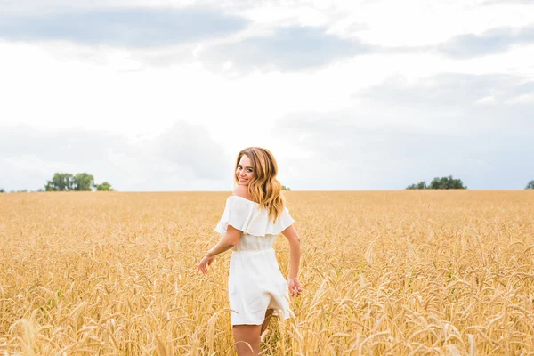 Mujer feliz en trigo dorado —  Fotos de Stock