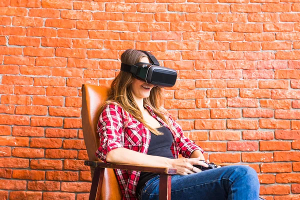 Жінка грає у відеогру з пристроєм віртуальної реальності — стокове фото