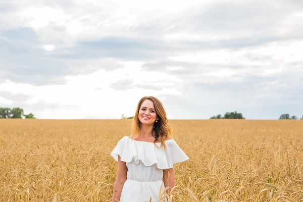 Mujer feliz en trigo dorado —  Fotos de Stock