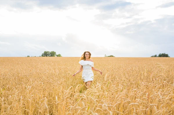 Mujer feliz en trigo dorado — Foto de Stock