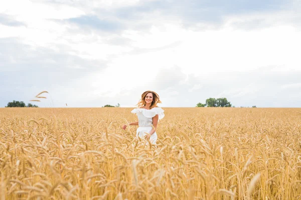 Mujer feliz en trigo dorado — Foto de Stock