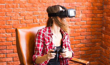 Güzel genç kadın sanal gerçeklik bardaklarda Oyun oynama.