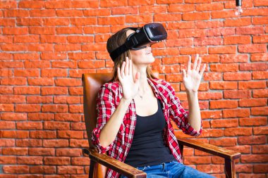 Sanal gerçeklik kulaklık giyen genç kadın