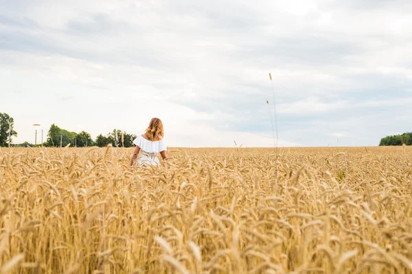 Autumn Girl disfrutando de la naturaleza en el campo. Mujer feliz libre — Foto de Stock