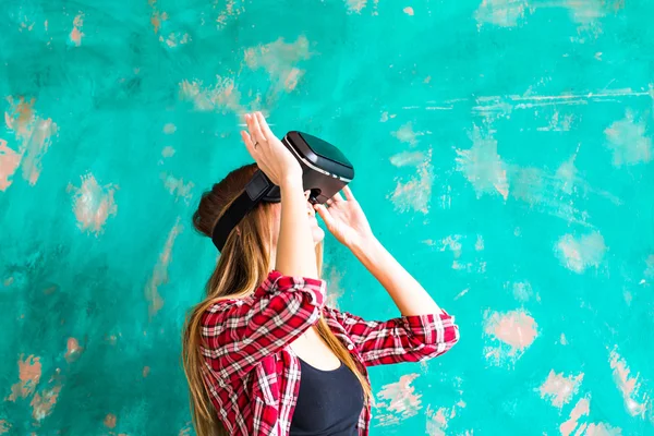 Sorridi donna felice di ottenere esperienza utilizzando occhiali VR-headset della realtà virtuale a casa molto gesticolando le mani — Foto Stock