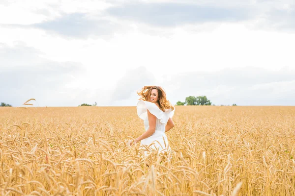 Beauty Girl Al aire libre disfrutando de la naturaleza en el campo —  Fotos de Stock