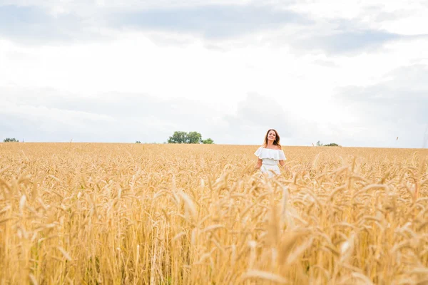 Autumn Girl disfrutando de la naturaleza en el campo. Mujer feliz libre — Foto de Stock