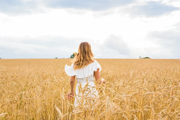 Beauty Girl Al aire libre disfrutando de la naturaleza en el campo — Foto de Stock