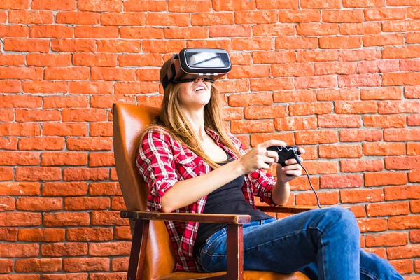 Красива молода жінка грає в окуляри віртуальної реальності . — стокове фото