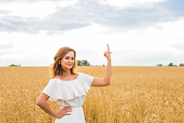 Feliz viaje mujer sonrisa a usted y mostrar algo por dedo con el fondo del cielo, belleza caucásica —  Fotos de Stock