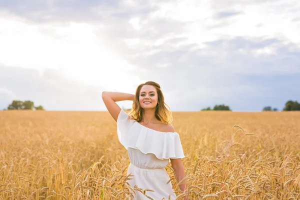 Autumn Girl desfrutando da natureza no campo. Mulher feliz livre — Fotografia de Stock