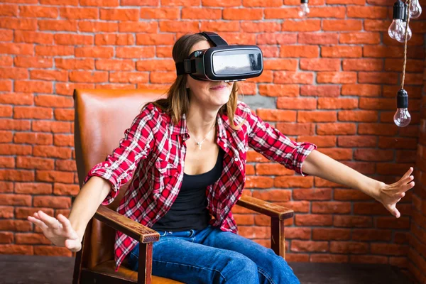 Посмішка щаслива жінка отримує досвід використання VR-гарнітура окуляри віртуальної реальності вдома багато жестикулюючих рук — стокове фото