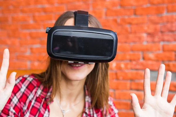Молода жінка в гарнітурі віртуальної реальності — стокове фото