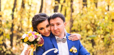 gelin ve damat sonbahar parkında