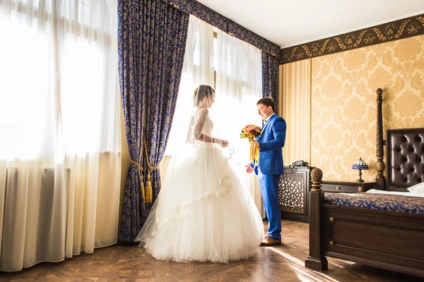 Boeket te geven aan zijn bruid bruidegom — Stockfoto
