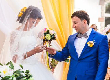 Lüks açık hava düğün töreni üzerinde şık mutlu gülümseyen yeni evliler