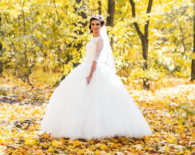 sonbahar bir ormanda mutlu gelin