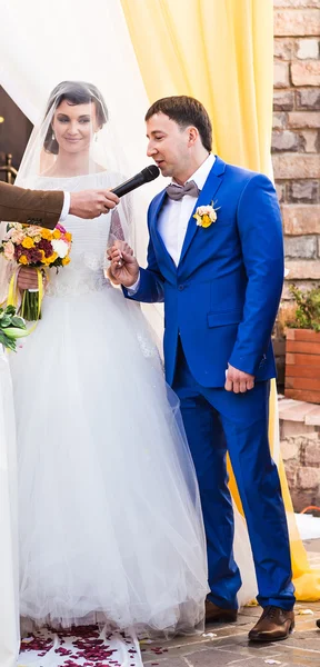 Elegante feliz sonriente recién casados en la ceremonia de boda al aire libre de lujo — Foto de Stock