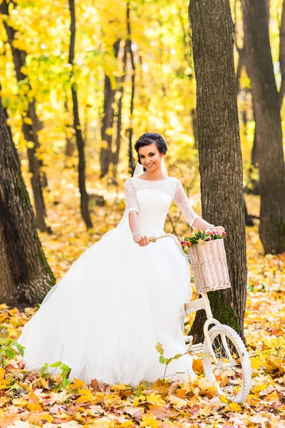 Panna Młoda na rowerze w jesień natura — Zdjęcie stockowe