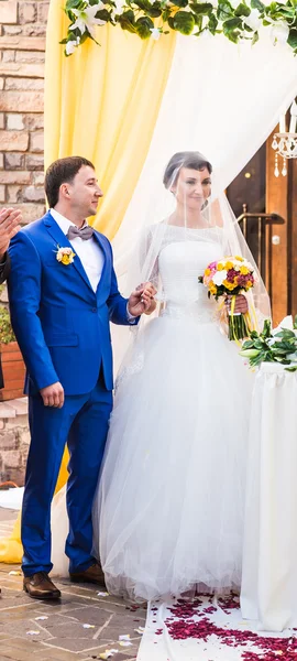Mariés souriants heureux élégants sur la cérémonie de mariage en plein air de luxe — Photo